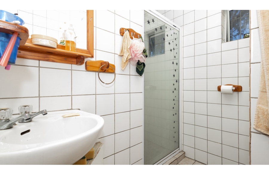 5 Bedroom Property for Sale in Avondale Western Cape